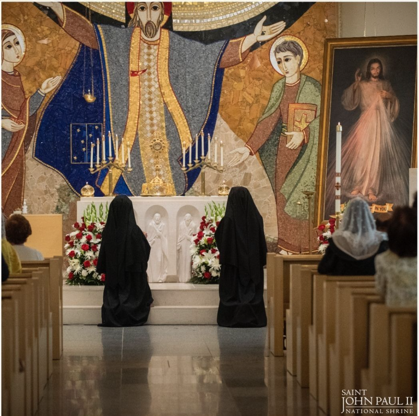 Las Hermanas de Nuestra Señora de la Misericordia rezan en la  capilla 'Redemptor Hominis' del Santuario Nacional de San Juan Pablo II en Washington DC, que fue decorada con mosaicos del P. Marko Rupnik. Foto de instagram del Santuario de septiembre de 2021.