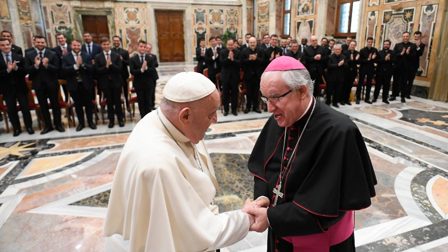 El Papa Francisco saluda al arzobispo de Sevilla, Mons. José Ángel Saiz Meneses. Crédito Vatican Media.