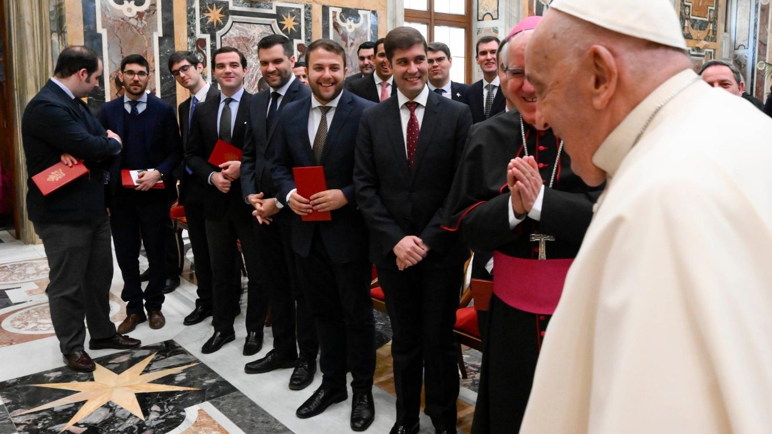 Rostros de emoción en los seminaristas al ver llegar al Santo Padre. Vatican Media 